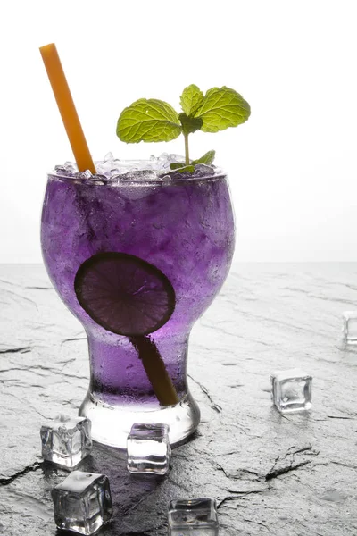 Mor soda kireç kireç taşı üzerinde içkiyle.