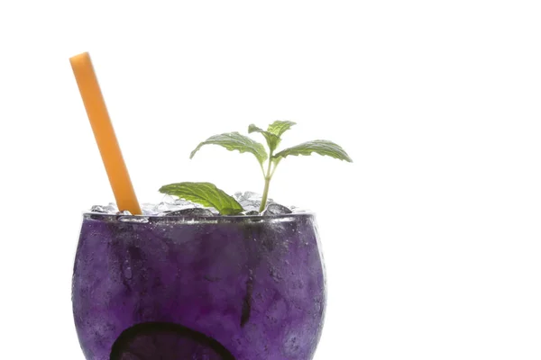 Пурпурный лаймовый напиток с лаймом — стоковое фото