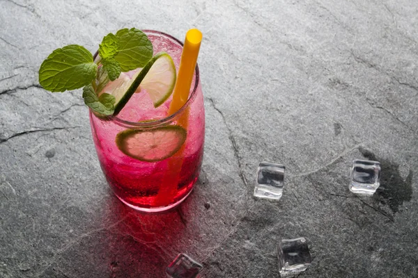 Kırmızı soda kireç kireç içkiyle