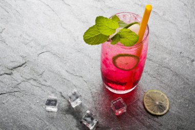 Kırmızı soda kireç kireç içkiyle