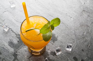 portakal ve Taş Masa üstü suyu görüntüleyin