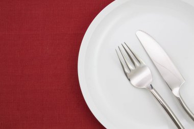 Çatal ve bıçakla kaplanmış. 