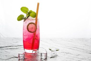 Kırmızı soda kireç kireç içkiyle