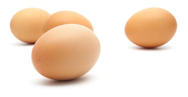 Три яйца изолированы на белом — стоковое фото