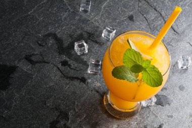 portakal ve Taş Masa üstü suyu görüntüleyin