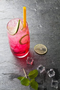 Kırmızı soda kireç kireç içkiyle