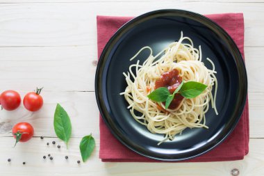 Spagetti ile taze domates fesleğen İtalyan otlar o arka çanak üzerinde