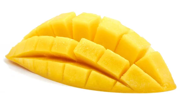 Mango slice tillskurna kuber på nära håll isolerade — Stockfoto