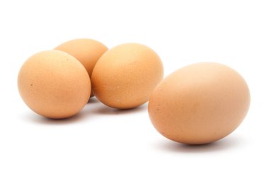 Üç yumurta üzerinde beyaz izole