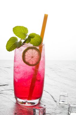 Kırmızı soda kireç kireç içkiyle