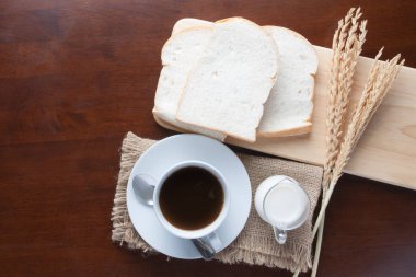 kahve fincanı ve masada kahve çekirdekleri