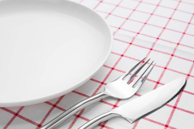 tabak çatal ve bıçak kırmızı peçete ve ayaklı büyük kadehler