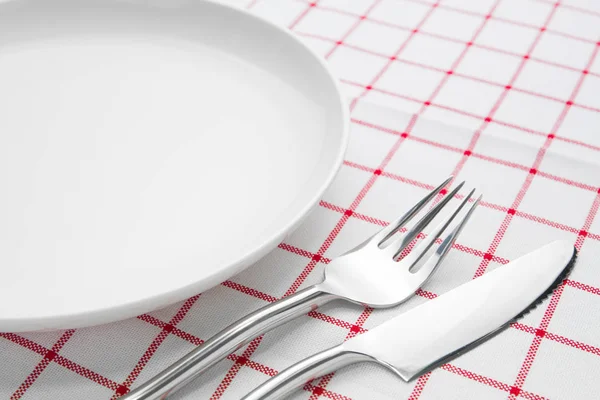 tabak çatal ve bıçak kırmızı peçete ve ayaklı büyük kadehler