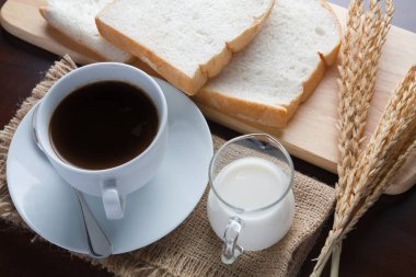 kahve fincanı ve masada kahve çekirdekleri