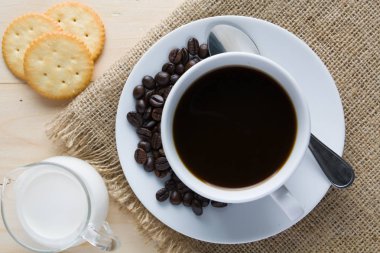 Fincan kahve ve süt bisküvi ile