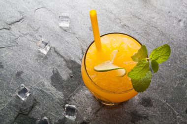 portakal ve Taş Masa üstü suyu görüntüleyin