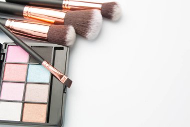 Makyaj fırça üzerine beyaz Far paleti ile ayarla  