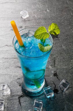 Klasik kokteyl bule içki limon ve tuz taş.