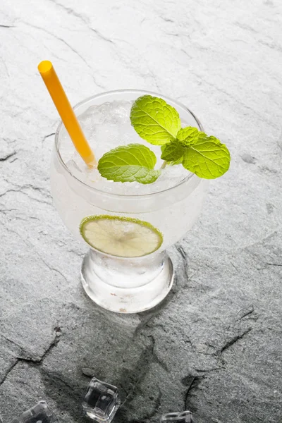 Soda bevanda di lime con calce su pietra . — Foto Stock