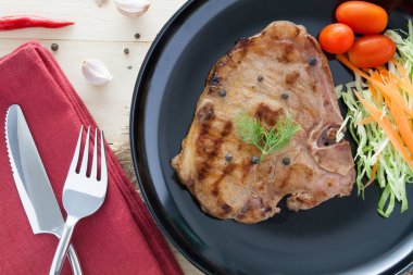 biftek salata ve domates ahşap üzerine 