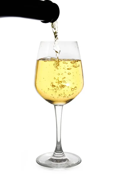 Vino blanco vertiendo en una copa de una botella —  Fotos de Stock