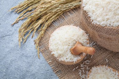 Tayland kokulu Yasemin pirinç bir kase altın spike