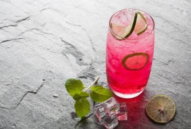 Kırmızı soda kireç kireç içkiyle