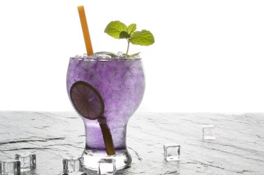 Mor soda kireç kireç taşı üzerinde içkiyle.