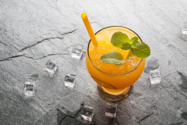 portakal ve Taş Masa üstü suyu görüntüleyin