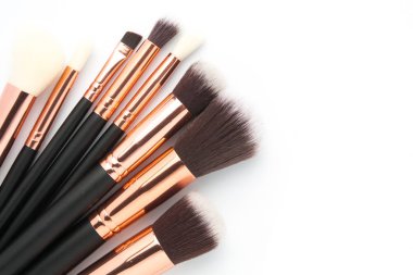 İzole çeşitli makyaj fırçaları 