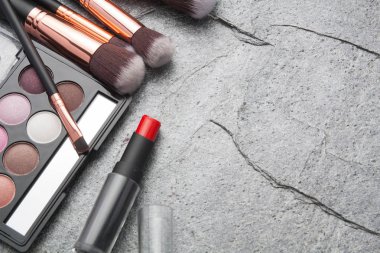 koyu arka plan üzerinde çeşitli makyaj ürünleri 