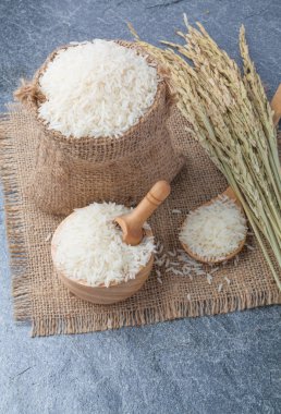 Tayland kokulu Yasemin pirinç bir kase altın spike