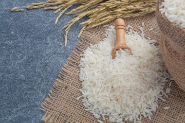 Altın Başak bir kaşıkla Tay kokulu Yasemin pirinç