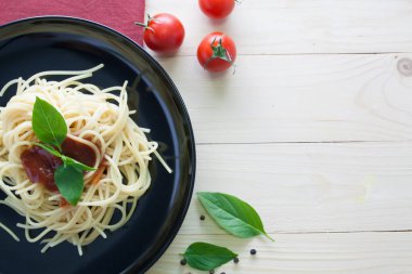Spagetti tablo ahşap üzerine arka çanak üzerinde