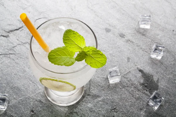 Soda bevanda di lime con calce su pietra . — Foto Stock