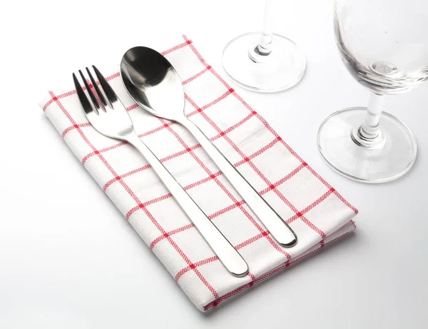 Gaffel och kniv på röd servett och vinglas — Stockfoto
