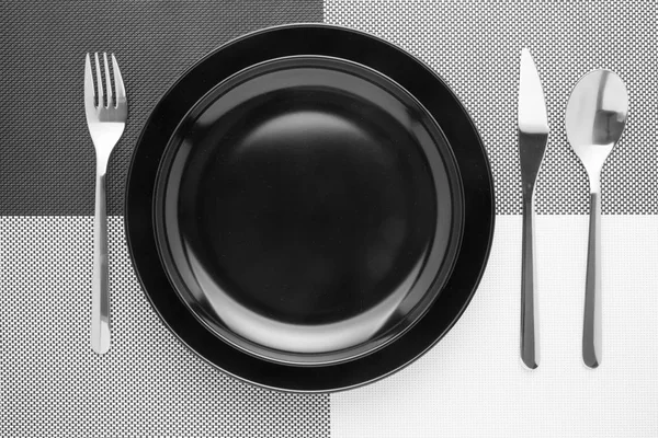 Cuchillo de mesa de meseta y cuchara de tenedor en napery — Foto de Stock