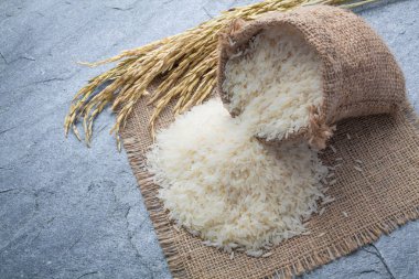 Altın Başak bir kaşıkla Tay kokulu Yasemin pirinç