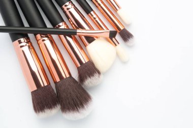 İzole çeşitli makyaj fırçaları 