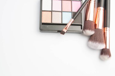 Makyaj fırça üzerine beyaz Far paleti ile ayarla  