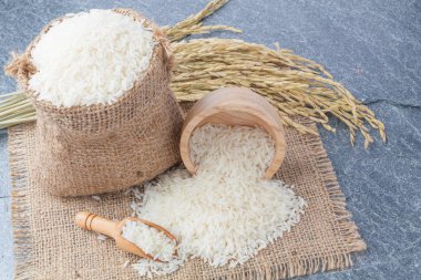 Altın Başak bir kaşıkla Tay kokulu Yasemin pirinç