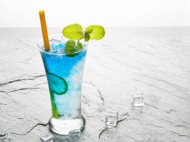 Klasik kokteyl bule içki limon ve tuz taş.