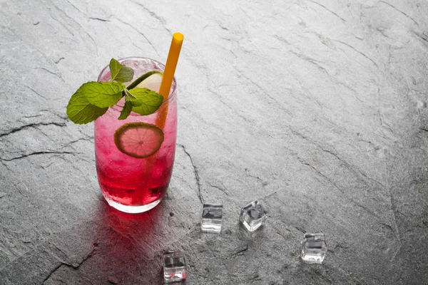 Kırmızı soda kireç kireç içkiyle