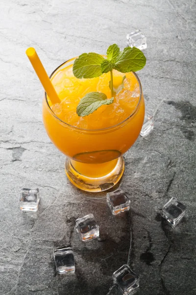 Апельсины и сок на каменном столе вид сверху — стоковое фото