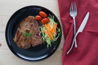 biftek salata ve domates ahşap arka plan üzerinde