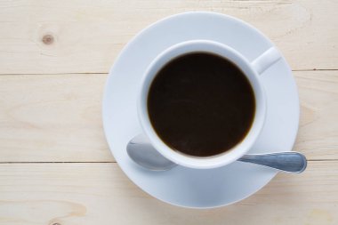 ahşap üzerinde kahve fincanı