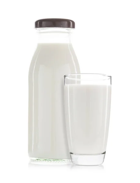 Uma xícara de leite e garrafa de leite isolado — Fotografia de Stock