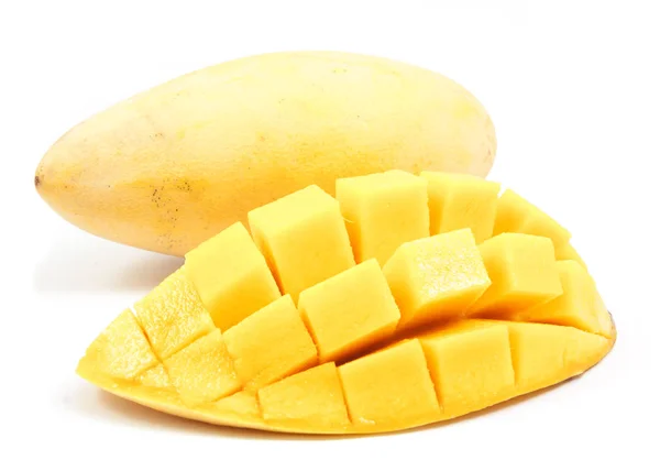 Mango slice tillskurna kuber på nära håll isolerade — Stockfoto