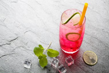 Kırmızı soda kireç kireç içkiyle