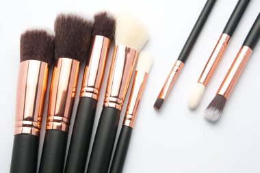 İzole çeşitli makyaj fırçaları 